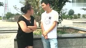 老婆打人丈夫吃瓜,老婆动手丈夫吃瓜，家庭纷争引热议